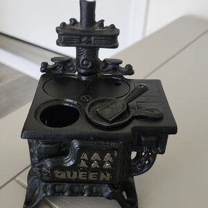 Queen Cast Iron Toy Stove - Black Miniature